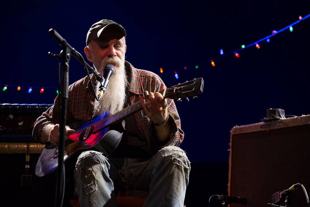 Seasick Steve v Praze střídal kytary a na pódium vytáhl fanynku