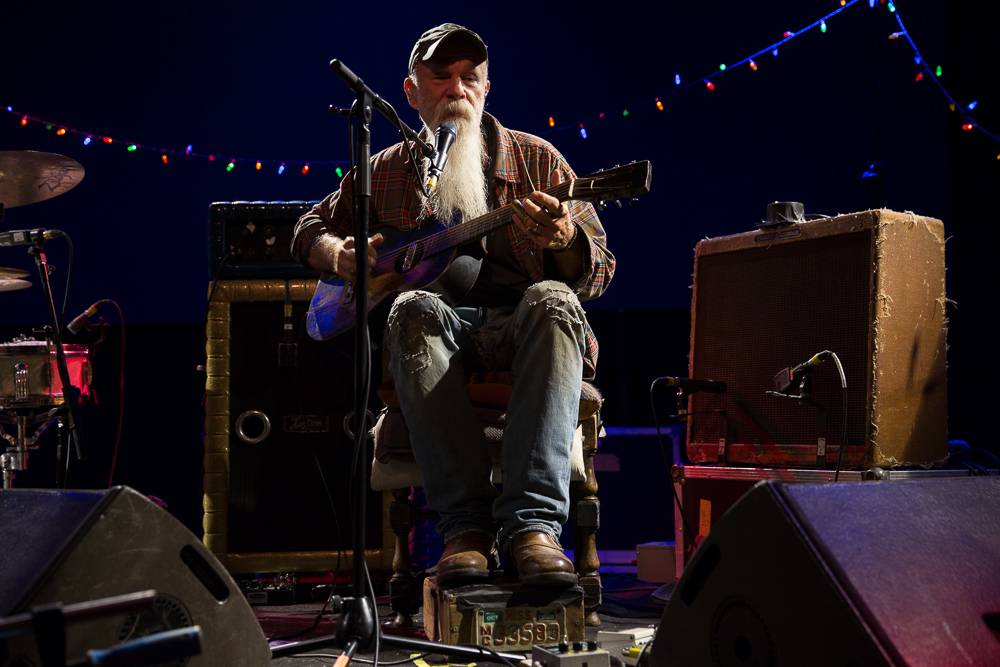 Seasick Steve v Praze střídal kytary a na pódium vytáhl fanynku