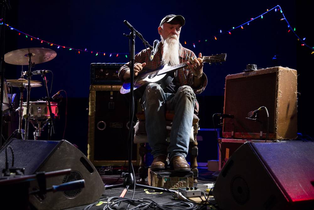 Seasick Steve v Praze střídal kytary a na pódium vytáhl fanynku