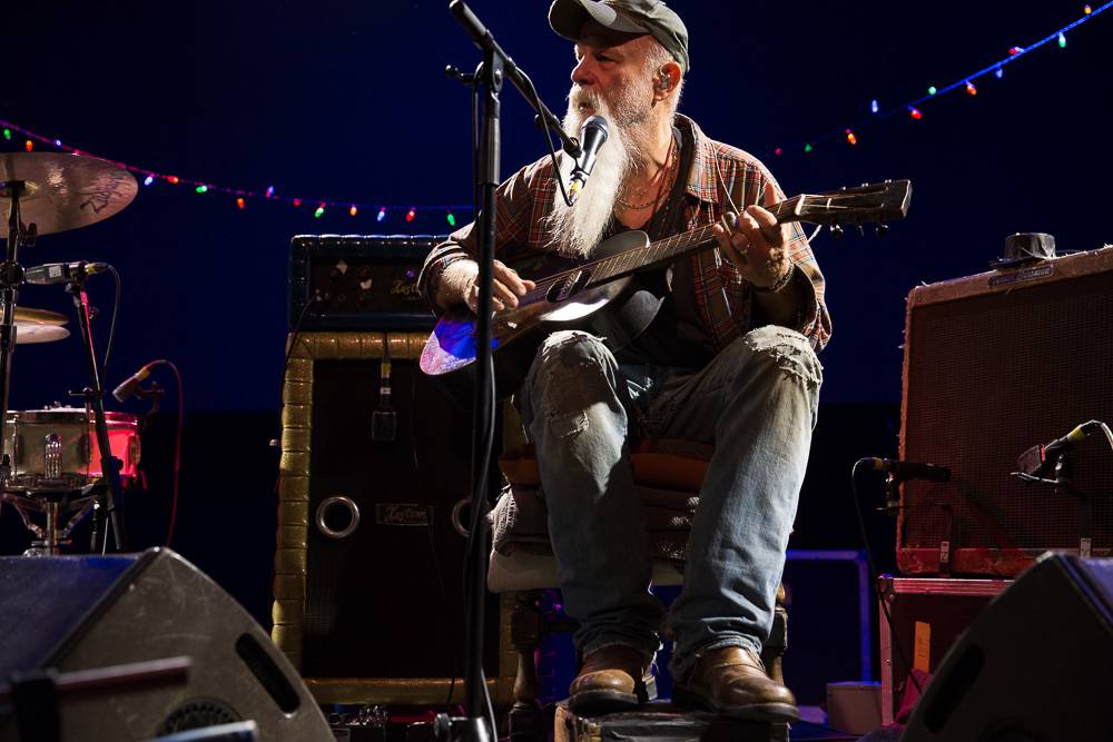Seasick Steve v Praze střídal kytary a na pódium vytáhl fanynku