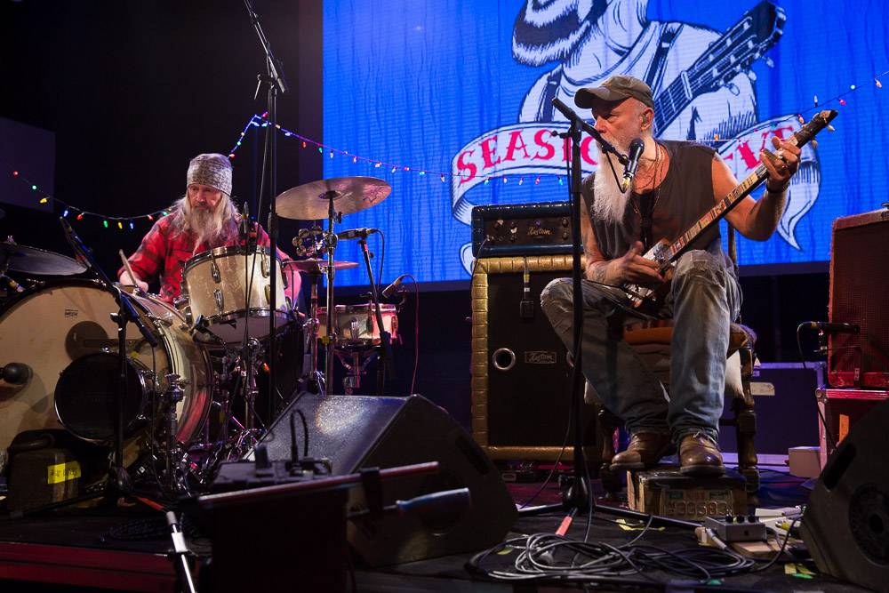 Seasick Steve v Praze střídal kytary a na pódium vytáhl fanynku