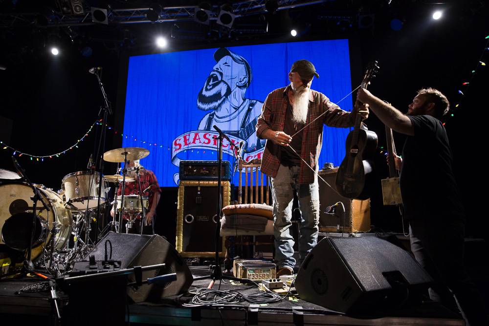 Seasick Steve v Praze střídal kytary a na pódium vytáhl fanynku