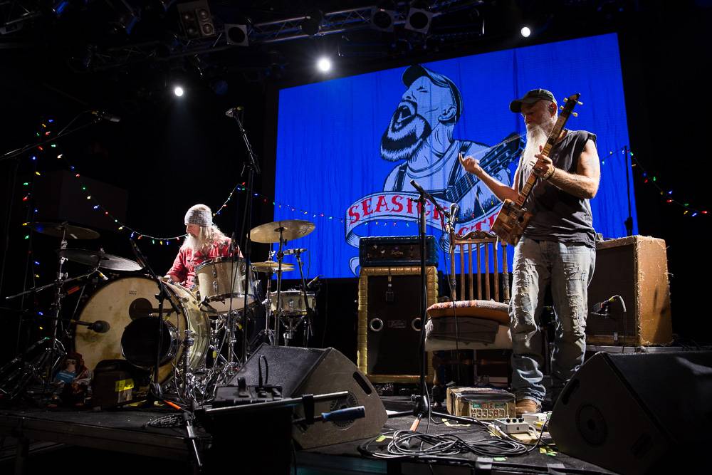 Seasick Steve v Praze střídal kytary a na pódium vytáhl fanynku