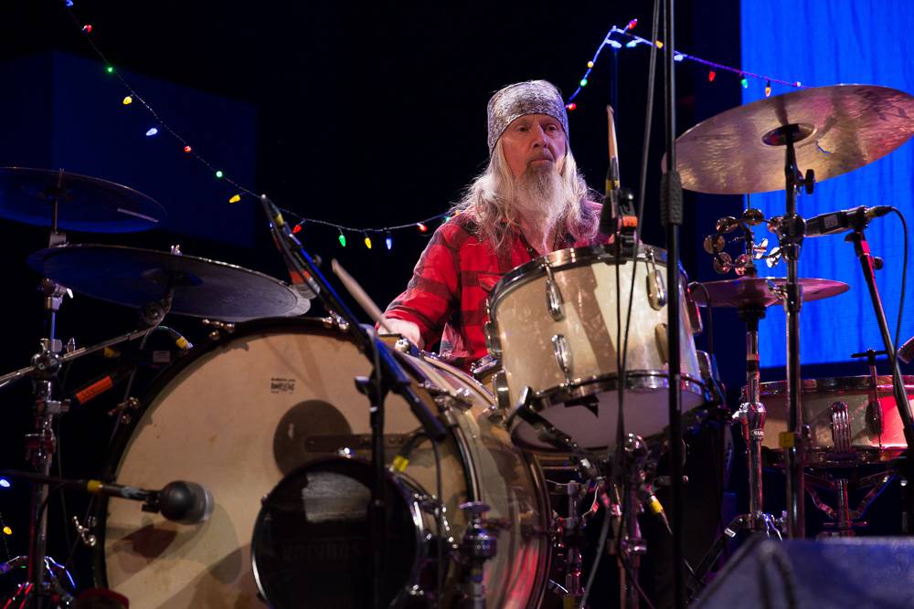 Seasick Steve v Praze střídal kytary a na pódium vytáhl fanynku