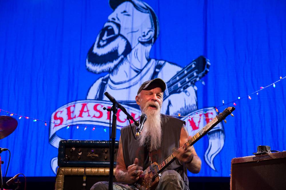 Seasick Steve v Praze střídal kytary a na pódium vytáhl fanynku