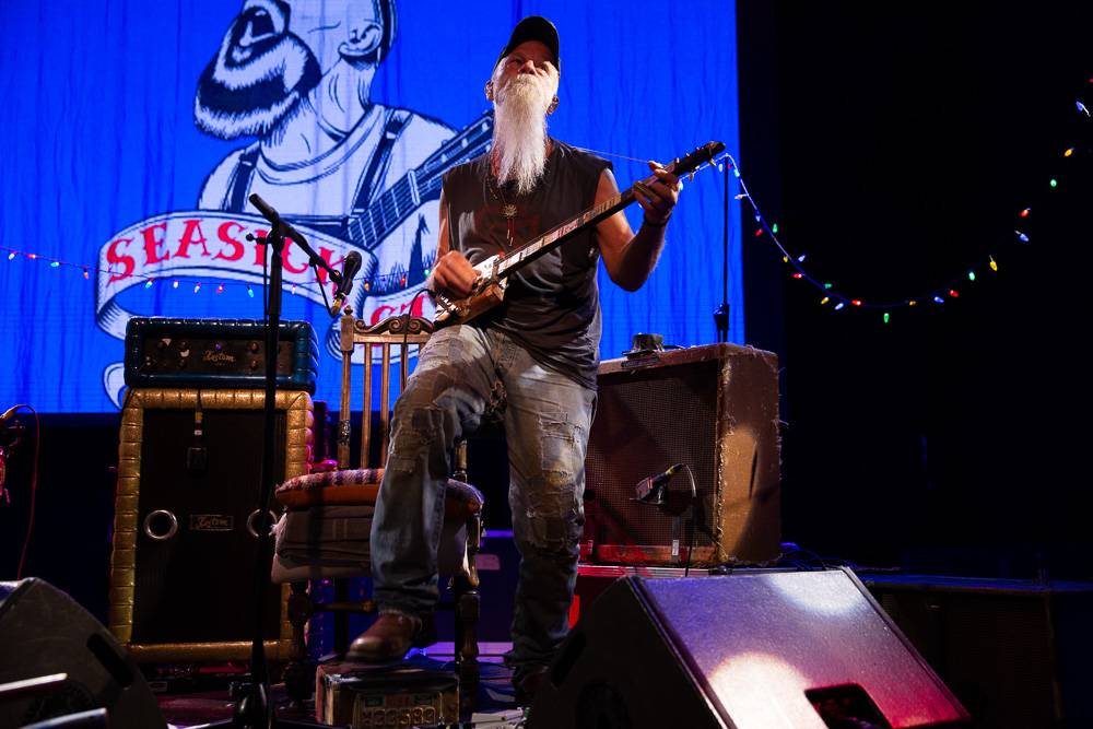 Seasick Steve v Praze střídal kytary a na pódium vytáhl fanynku