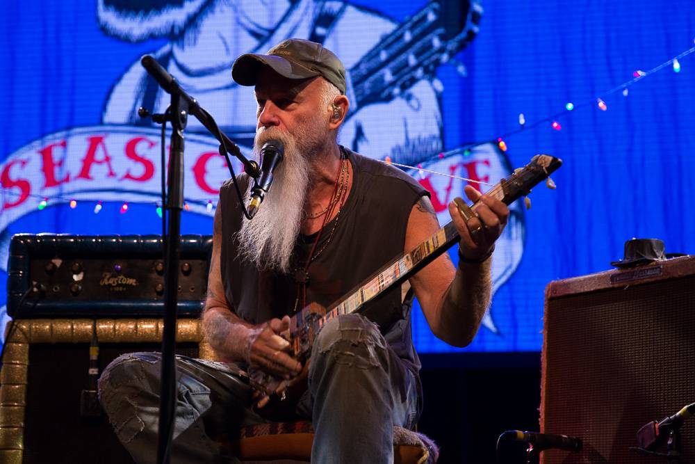 Seasick Steve v Praze střídal kytary a na pódium vytáhl fanynku