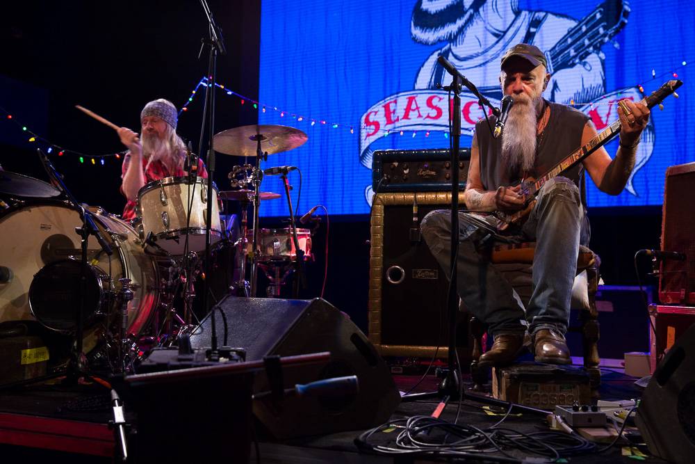 Seasick Steve v Praze střídal kytary a na pódium vytáhl fanynku