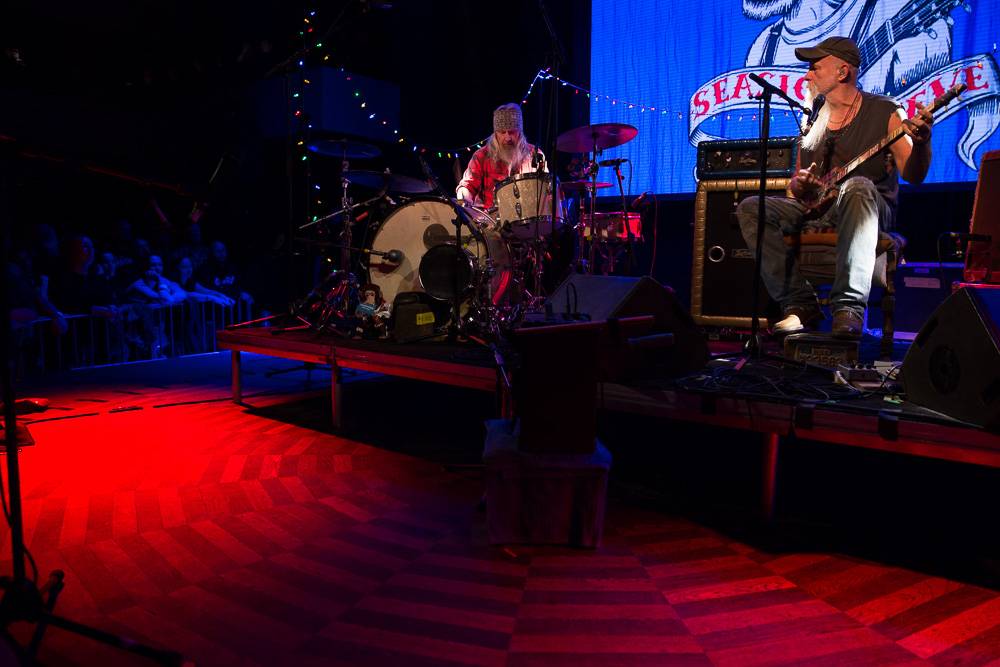 Seasick Steve v Praze střídal kytary a na pódium vytáhl fanynku