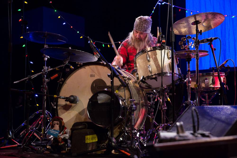 Seasick Steve v Praze střídal kytary a na pódium vytáhl fanynku