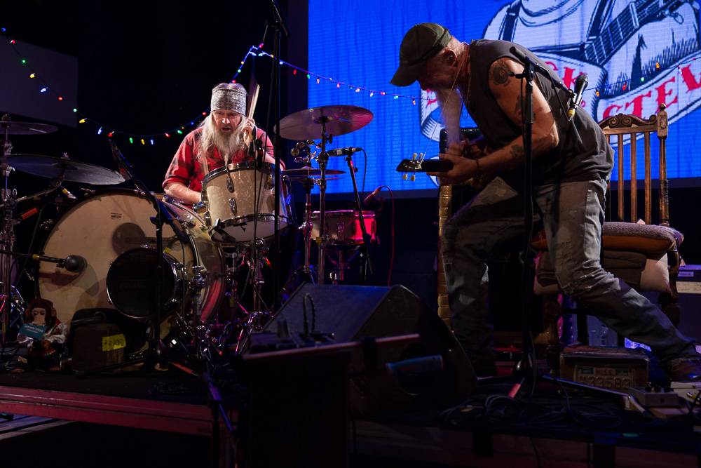 Seasick Steve v Praze střídal kytary a na pódium vytáhl fanynku