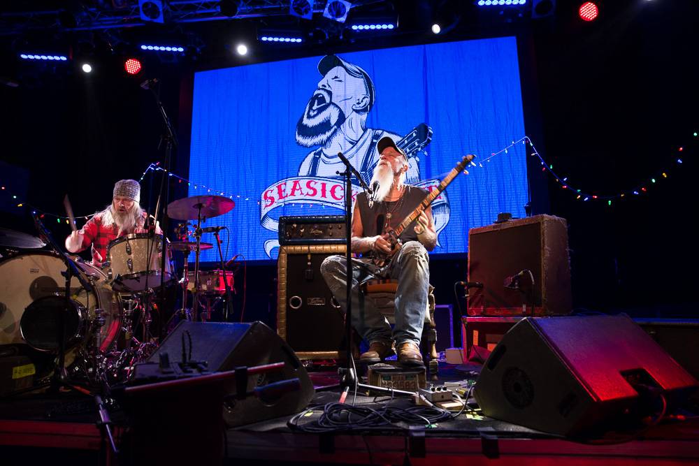 Seasick Steve v Praze střídal kytary a na pódium vytáhl fanynku