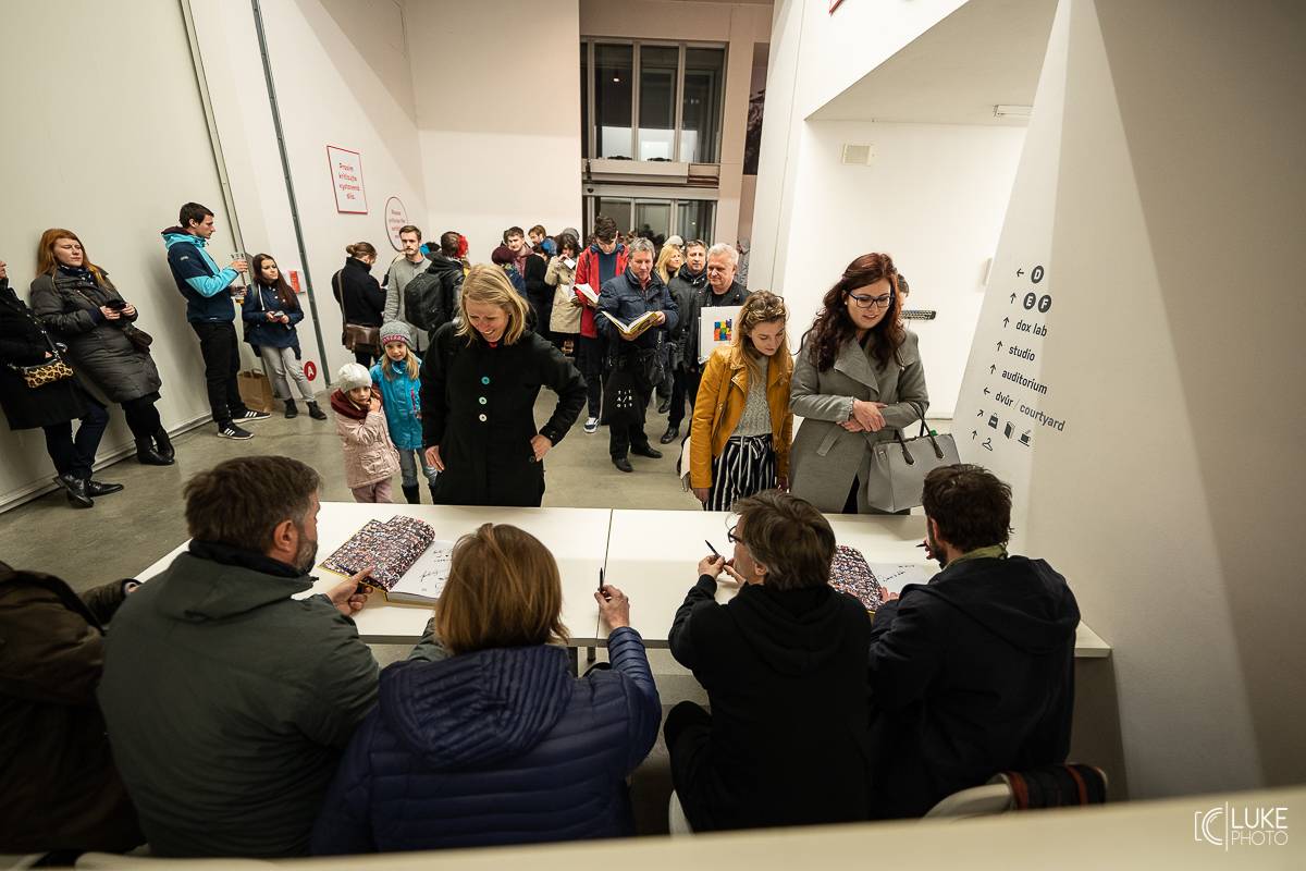 Tata Bojs slavnostně zakončili svou výstavu v centru současného umění DOX v Praze a pokřtili Tatalog