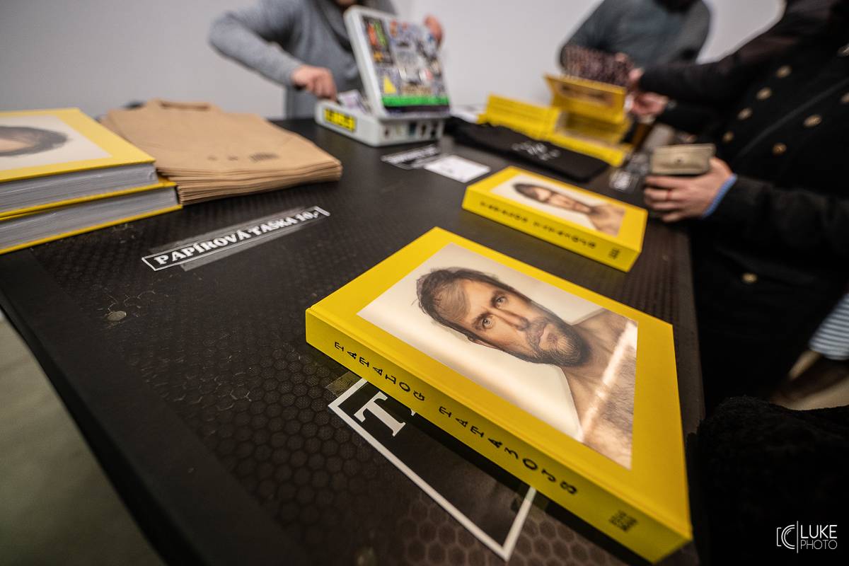 Tata Bojs slavnostně zakončili svou výstavu v centru současného umění DOX v Praze a pokřtili Tatalog