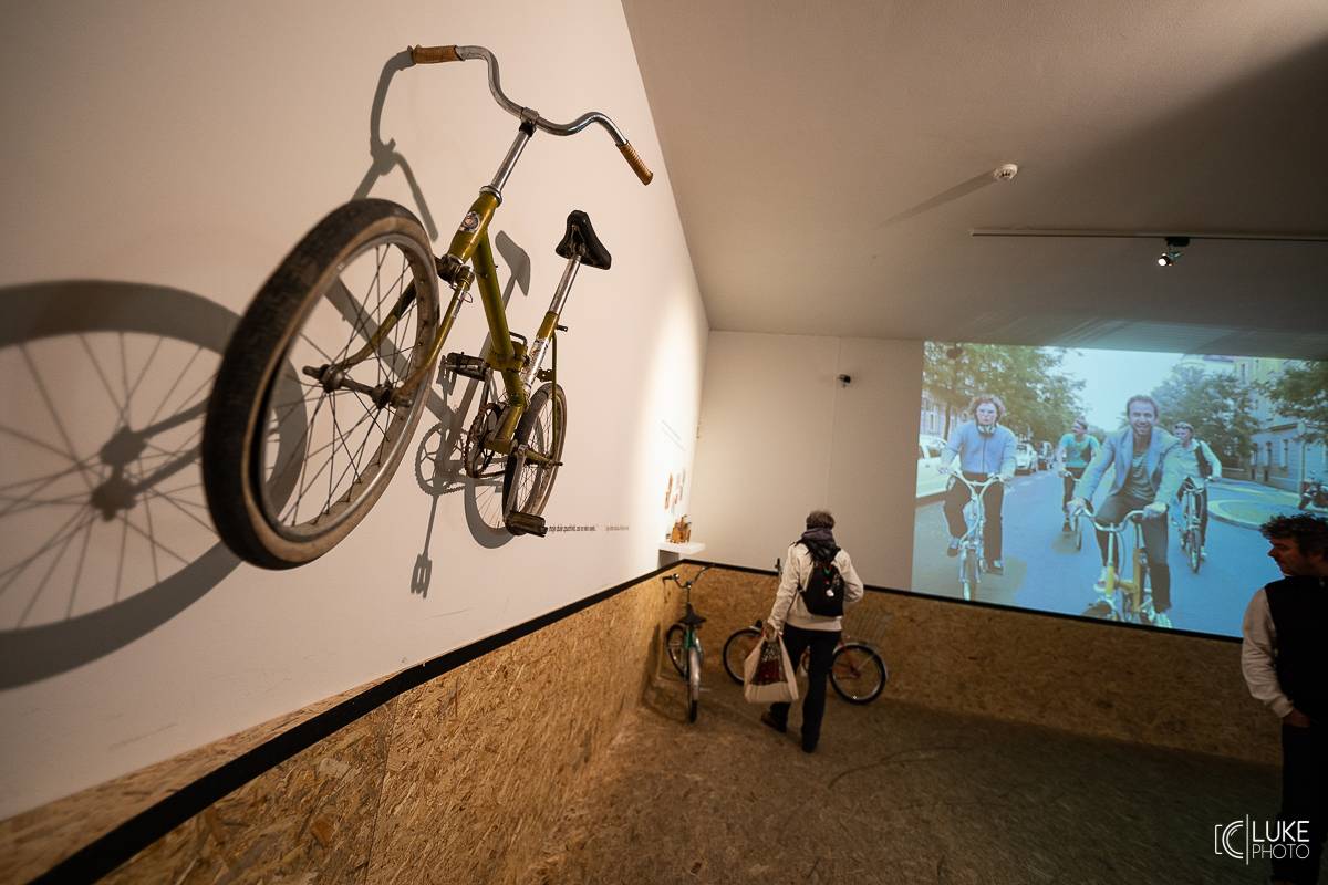 Tata Bojs slavnostně zakončili svou výstavu v centru současného umění DOX v Praze a pokřtili Tatalog