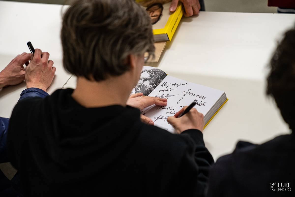 Tata Bojs slavnostně zakončili svou výstavu v centru současného umění DOX v Praze a pokřtili Tatalog