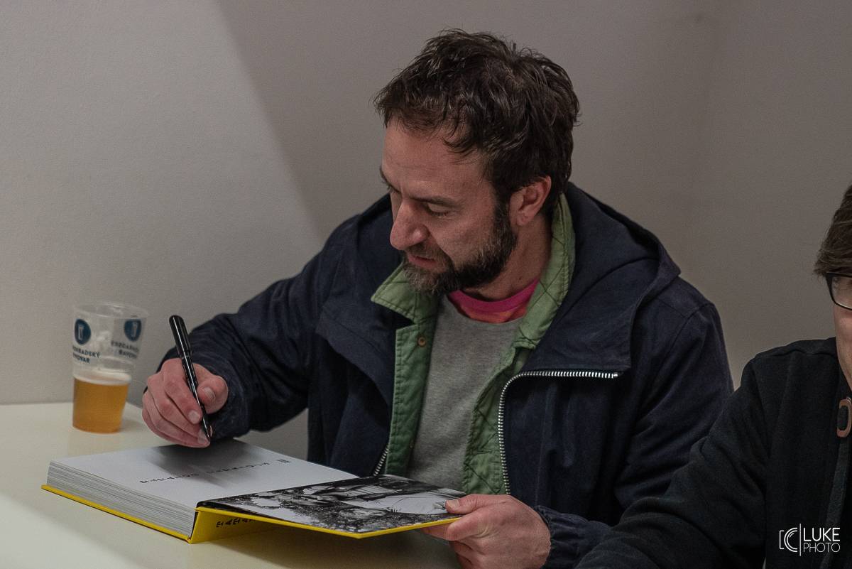 Tata Bojs slavnostně zakončili svou výstavu v centru současného umění DOX v Praze a pokřtili Tatalog