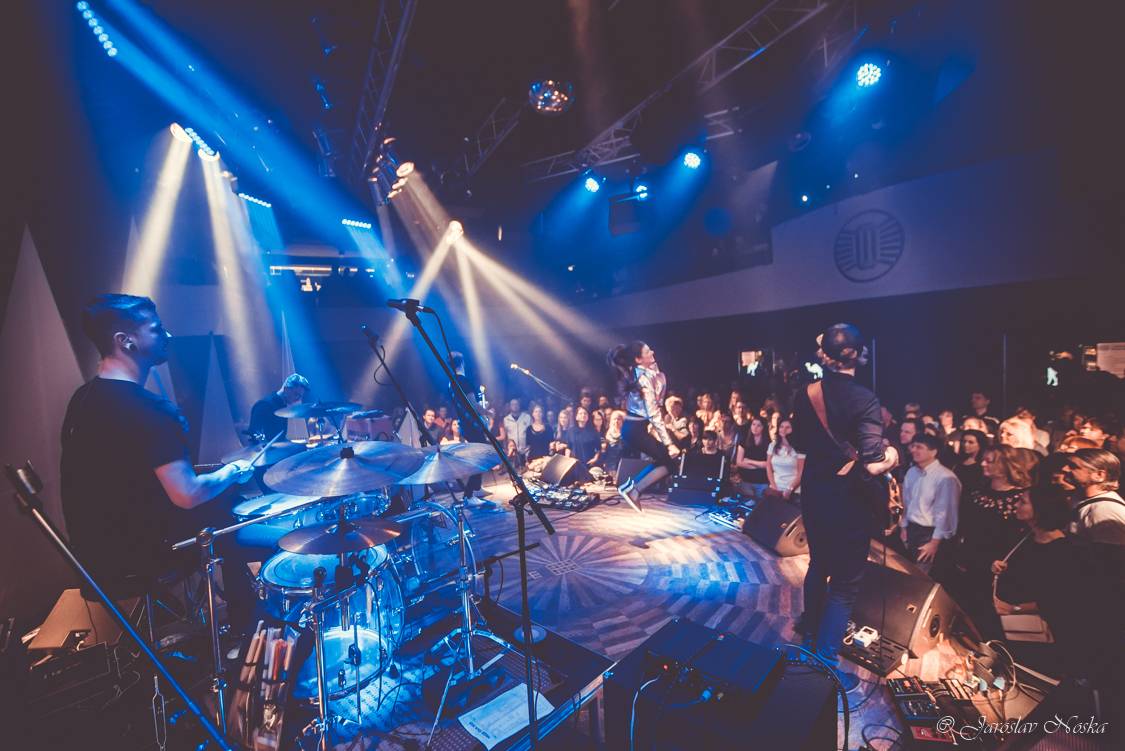 Michal Hrůza zavítal se svým klubovým turné do Lucerna Music Baru. Zazpívala i Nelly