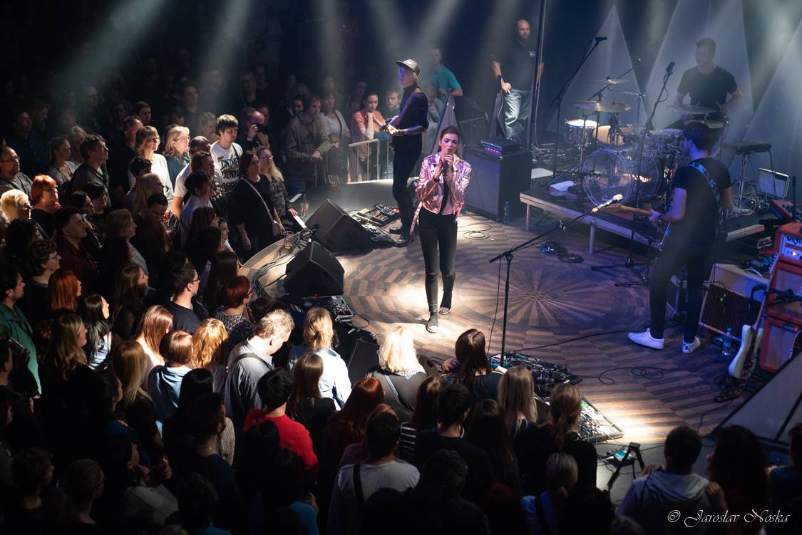 Michal Hrůza zavítal se svým klubovým turné do Lucerna Music Baru. Zazpívala i Nelly