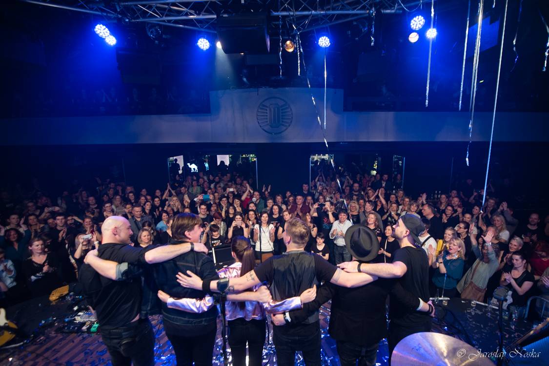 Michal Hrůza zavítal se svým klubovým turné do Lucerna Music Baru. Zazpívala i Nelly