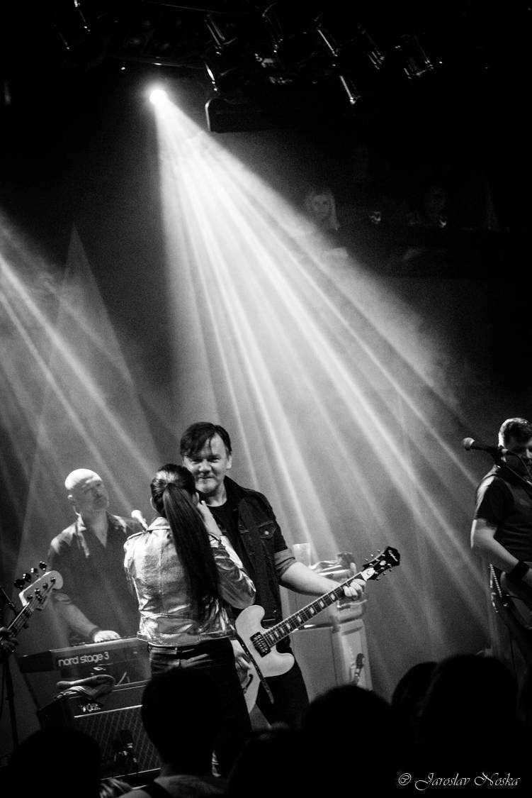 Michal Hrůza zavítal se svým klubovým turné do Lucerna Music Baru. Zazpívala i Nelly