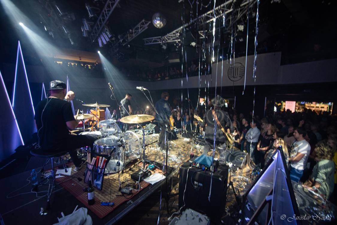 Michal Hrůza zavítal se svým klubovým turné do Lucerna Music Baru. Zazpívala i Nelly