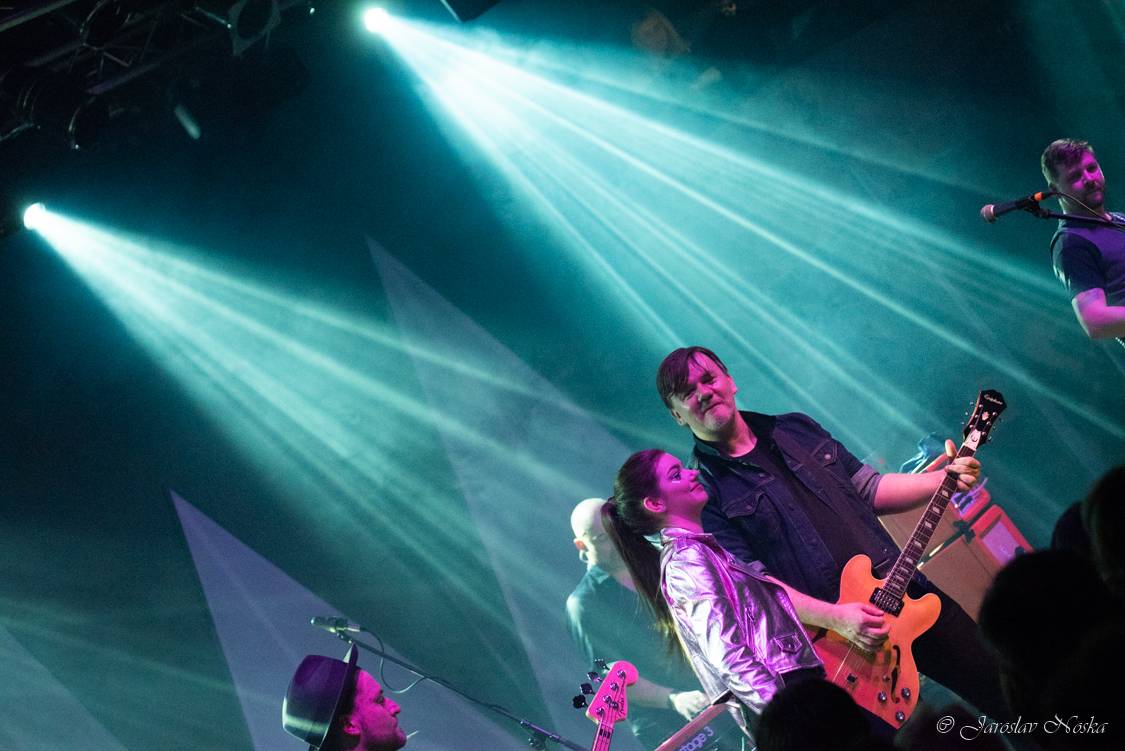 Michal Hrůza zavítal se svým klubovým turné do Lucerna Music Baru. Zazpívala i Nelly