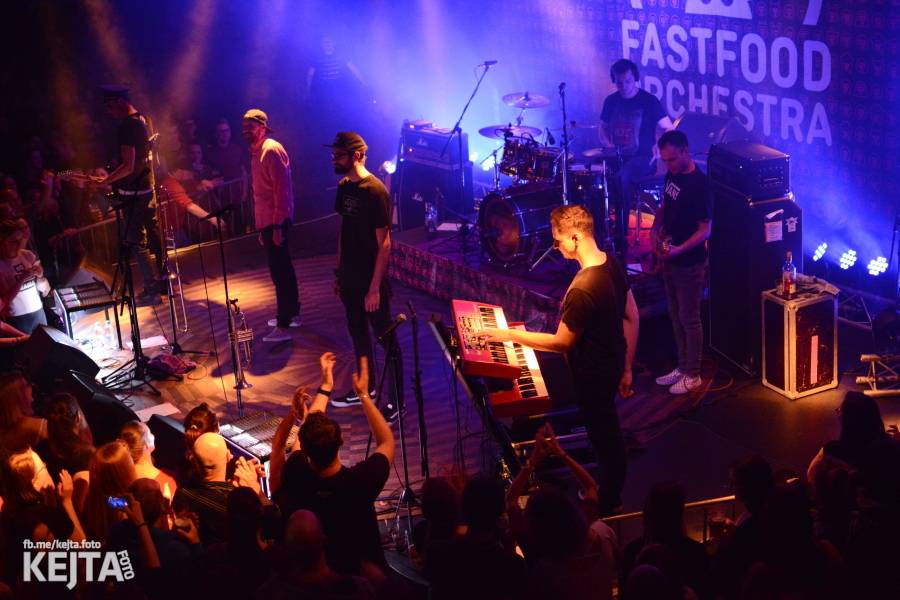 Kalhotky létaly vzduchem, Fast Food Orchestra slavili v Praze dvacet let