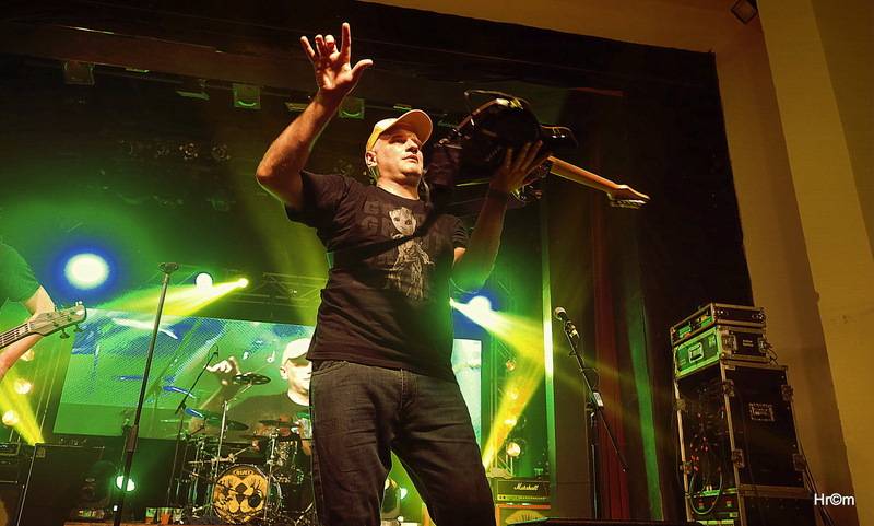 Harlej ve Svitavách děkovali tamním fanouškům, za odměnu s nimi šli po koncertě na pivo