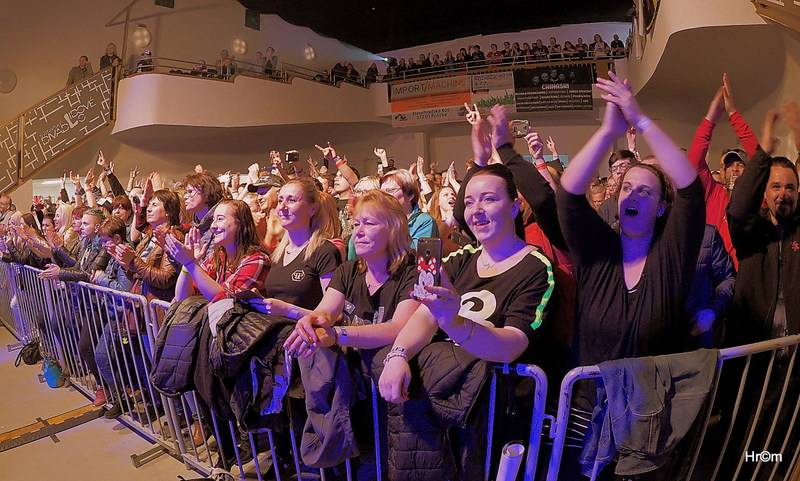 Harlej ve Svitavách děkovali tamním fanouškům, za odměnu s nimi šli po koncertě na pivo