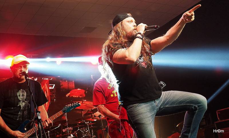 Harlej ve Svitavách děkovali tamním fanouškům, za odměnu s nimi šli po koncertě na pivo