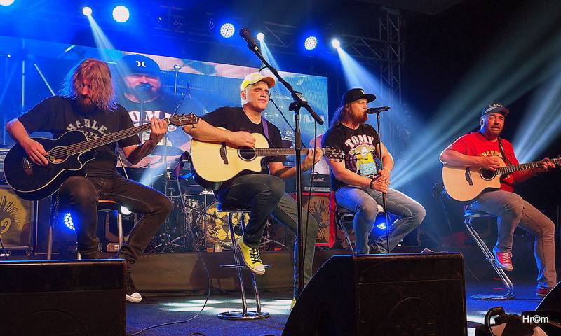 Harlej ve Svitavách děkovali tamním fanouškům, za odměnu s nimi šli po koncertě na pivo