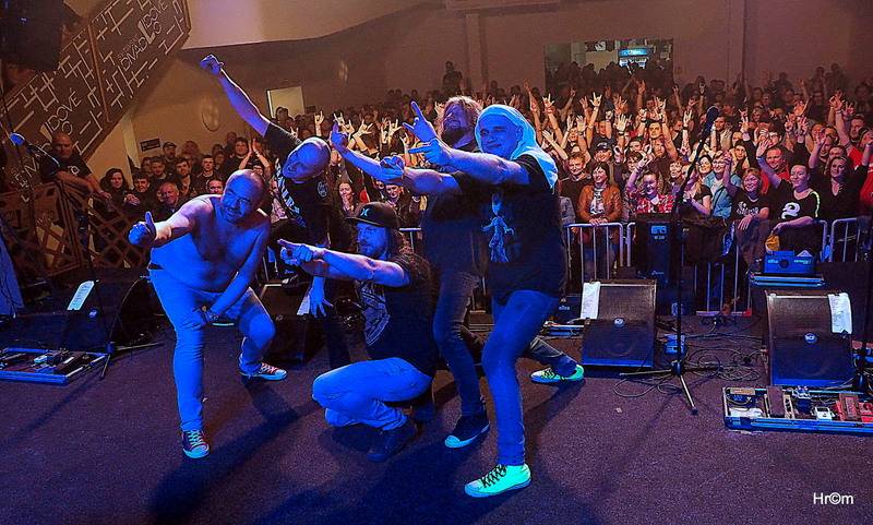 Harlej ve Svitavách děkovali tamním fanouškům, za odměnu s nimi šli po koncertě na pivo