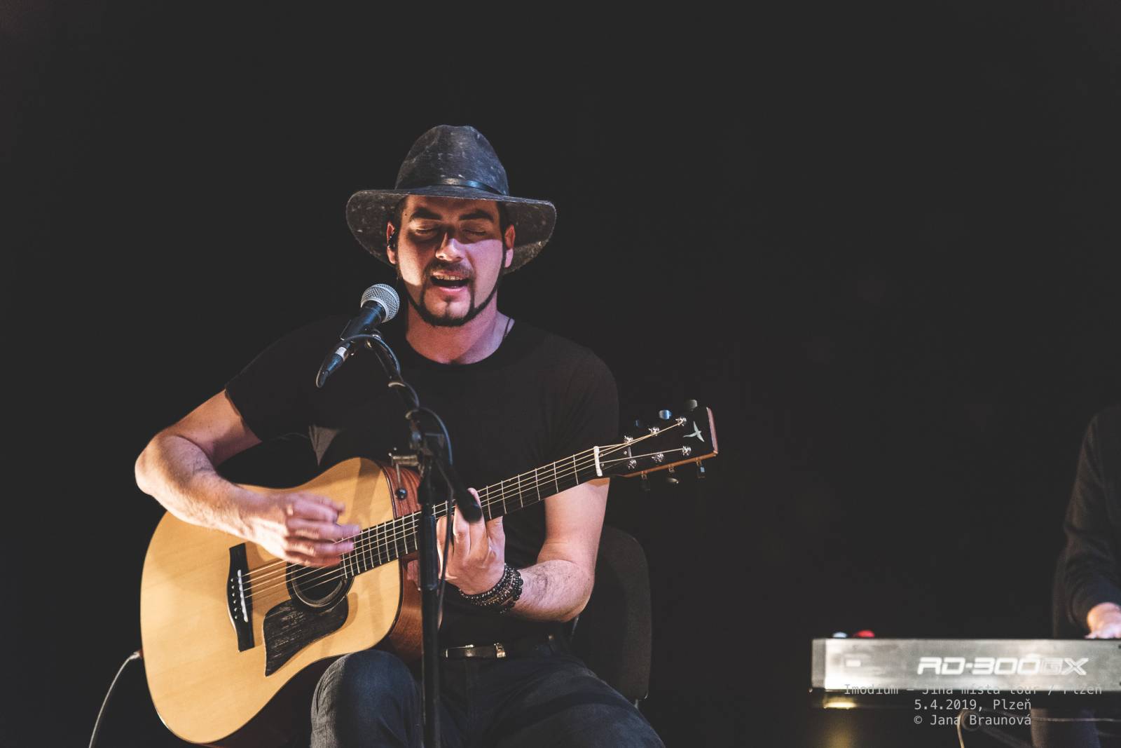 Imodium se loučili v Plzni, atmosféru koncertu dokreslovaly projíždějící vlaky