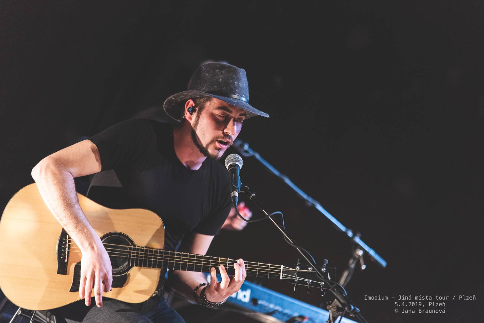 Imodium se loučili v Plzni, atmosféru koncertu dokreslovaly projíždějící vlaky