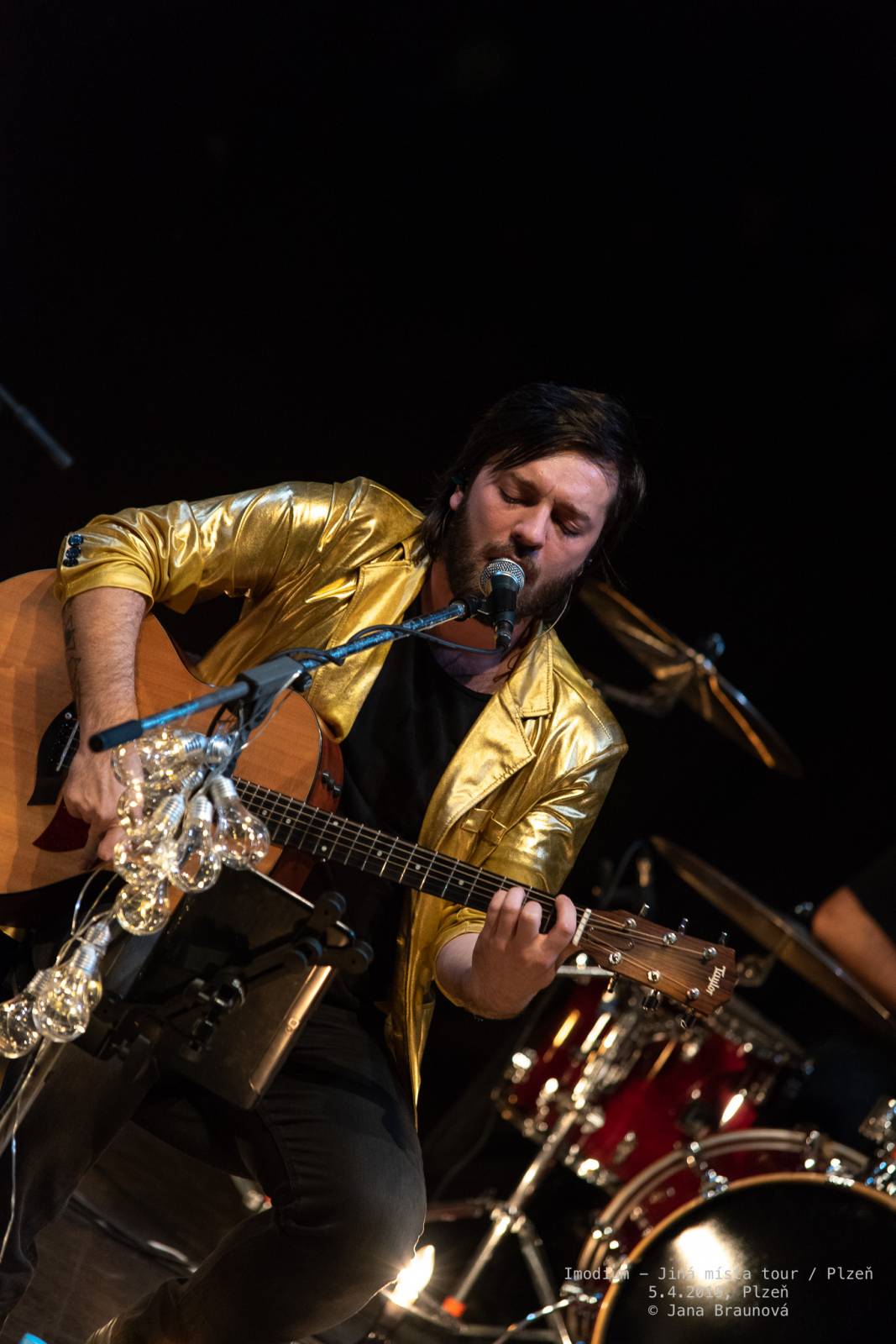 Imodium se loučili v Plzni, atmosféru koncertu dokreslovaly projíždějící vlaky