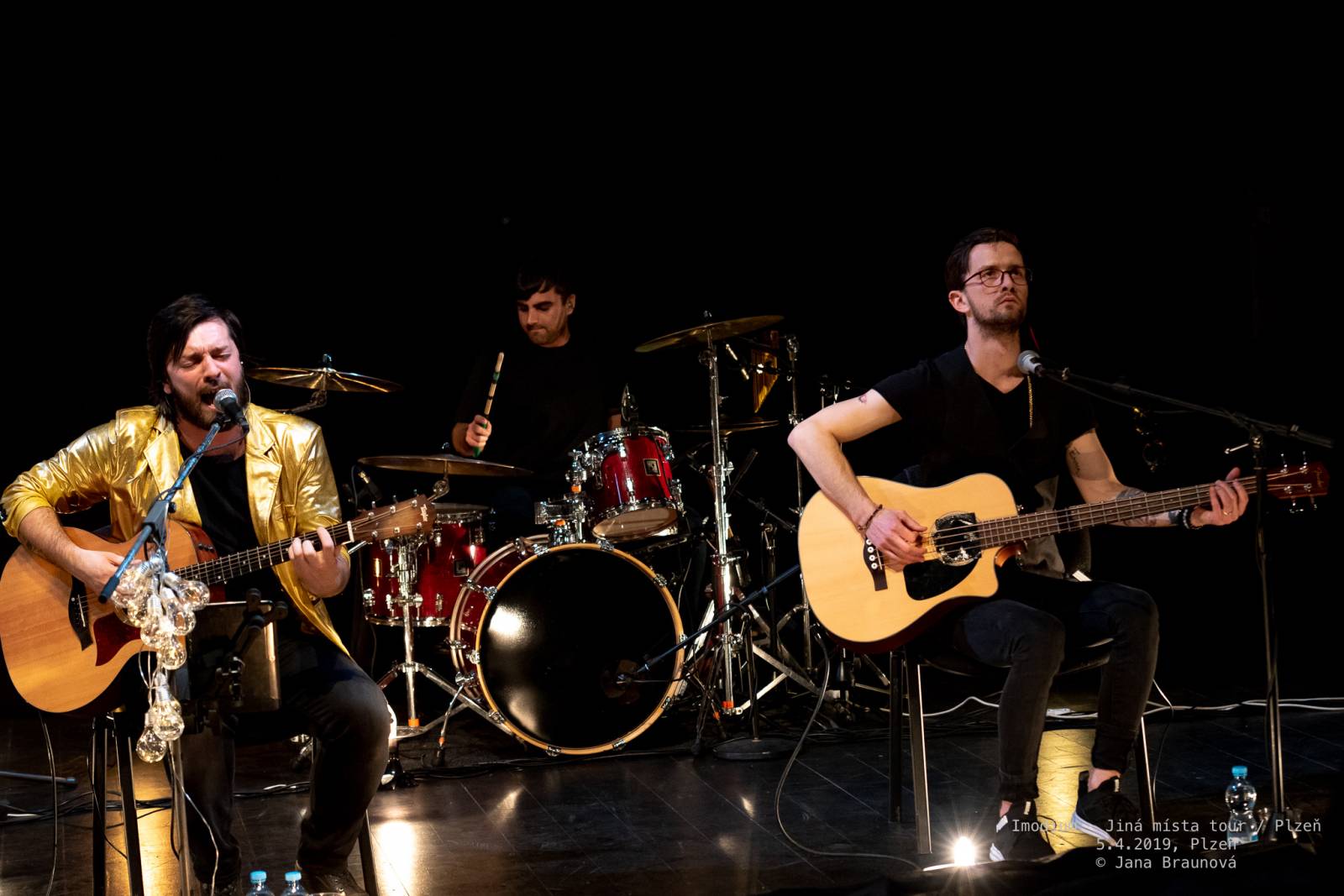 Imodium se loučili v Plzni, atmosféru koncertu dokreslovaly projíždějící vlaky