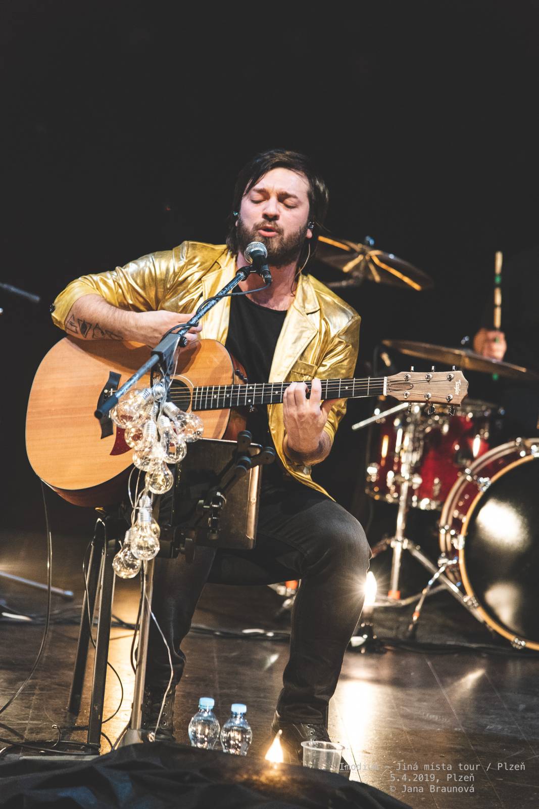 Imodium se loučili v Plzni, atmosféru koncertu dokreslovaly projíždějící vlaky