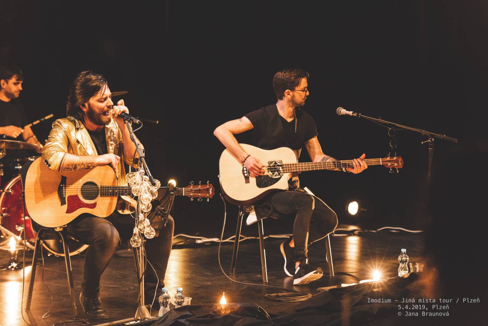 Imodium se loučili v Plzni, atmosféru koncertu dokreslovaly projíždějící vlaky