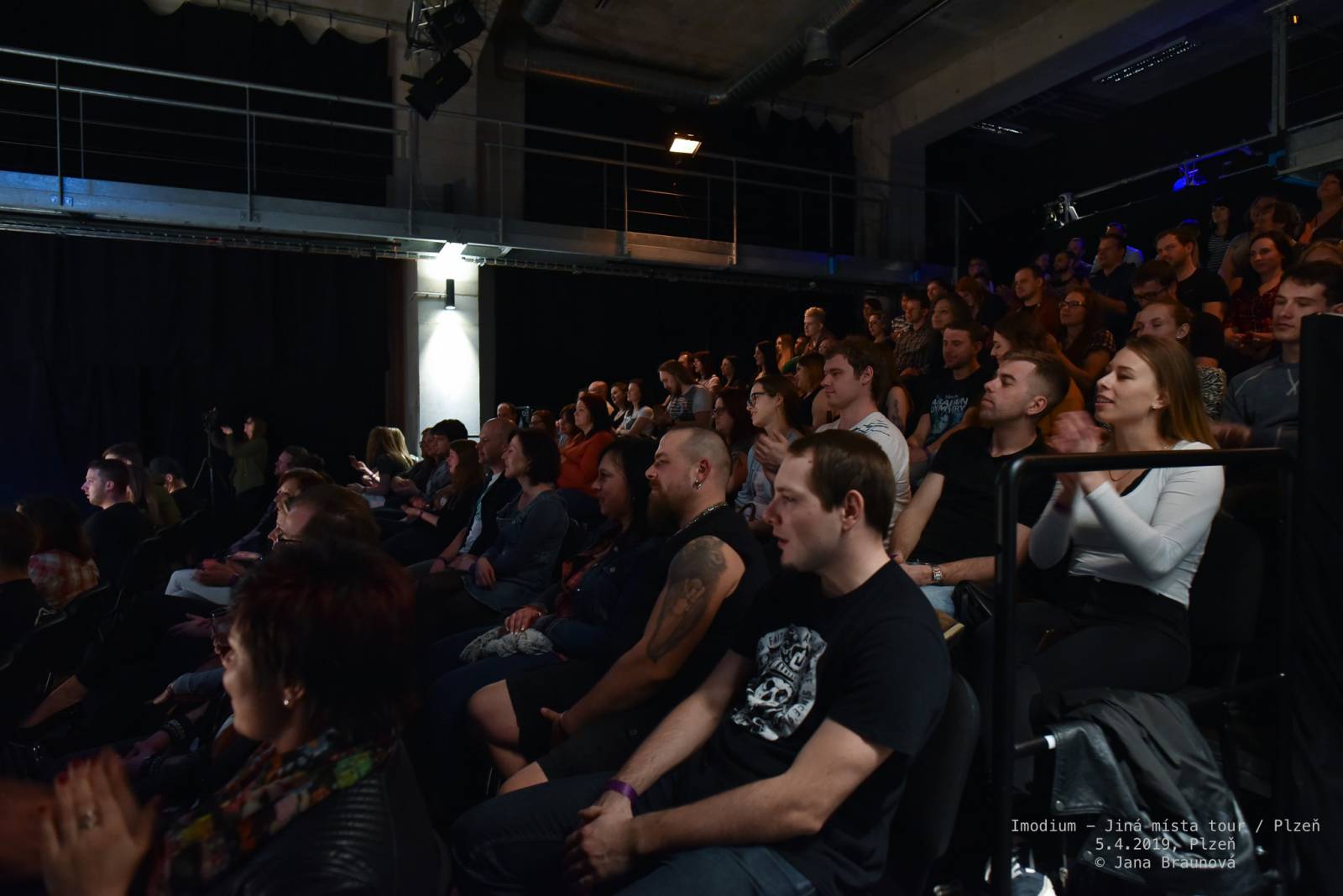 Imodium se loučili v Plzni, atmosféru koncertu dokreslovaly projíždějící vlaky