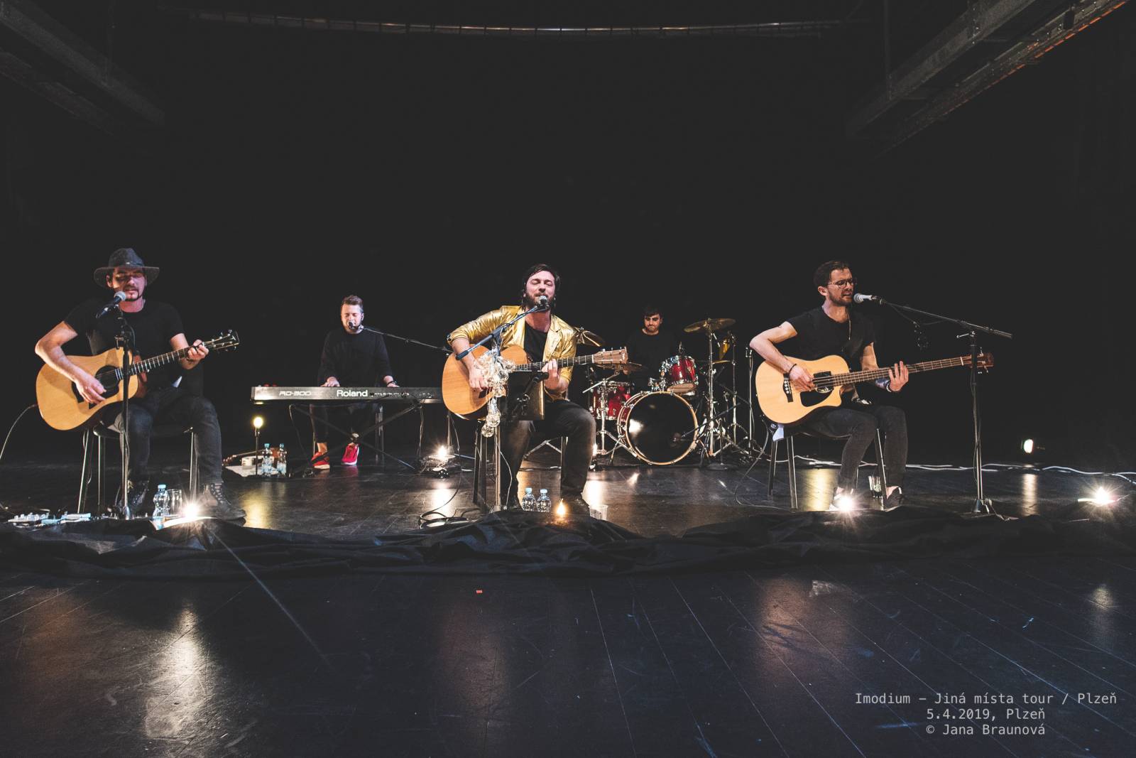 Imodium se loučili v Plzni, atmosféru koncertu dokreslovaly projíždějící vlaky