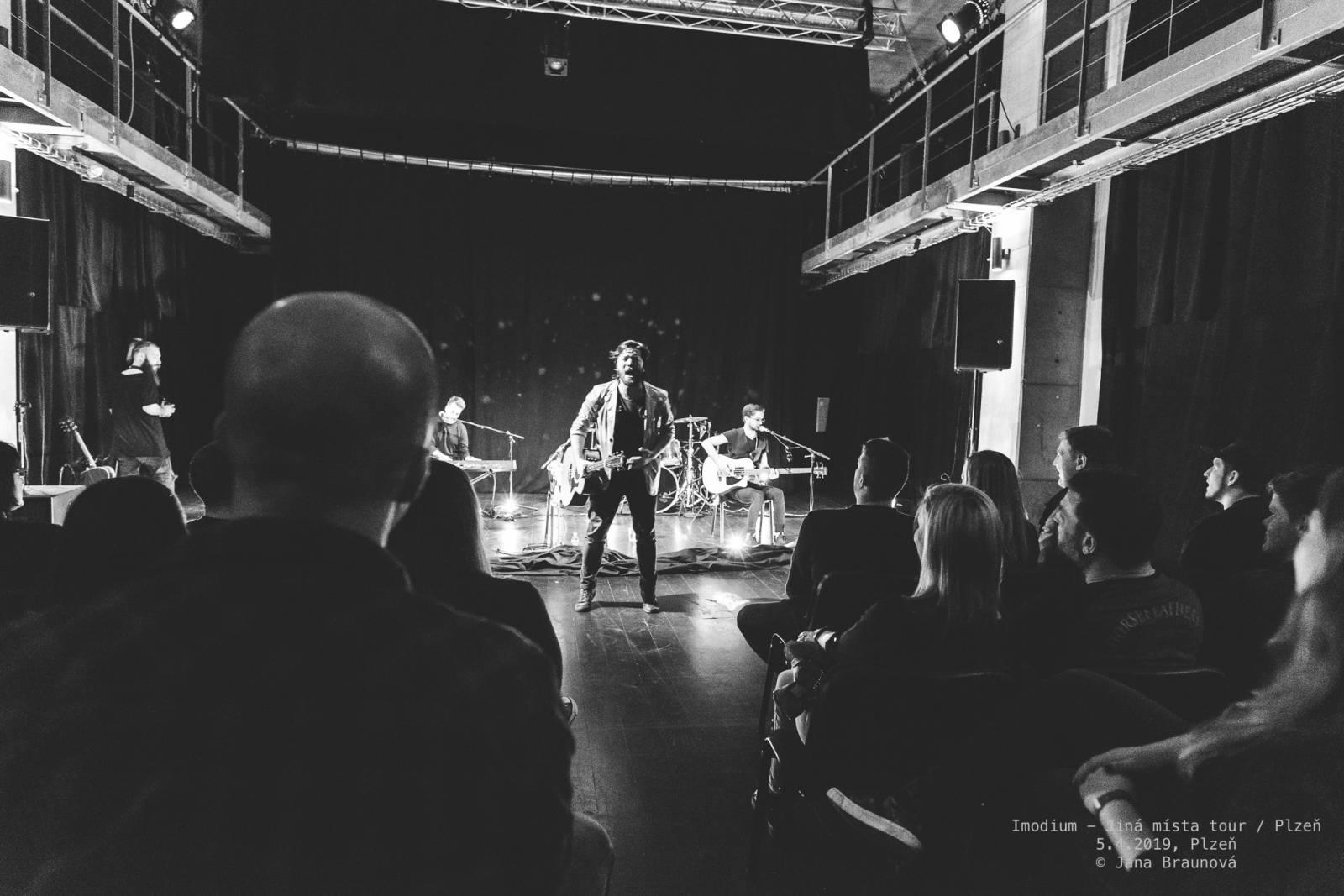 Imodium se loučili v Plzni, atmosféru koncertu dokreslovaly projíždějící vlaky