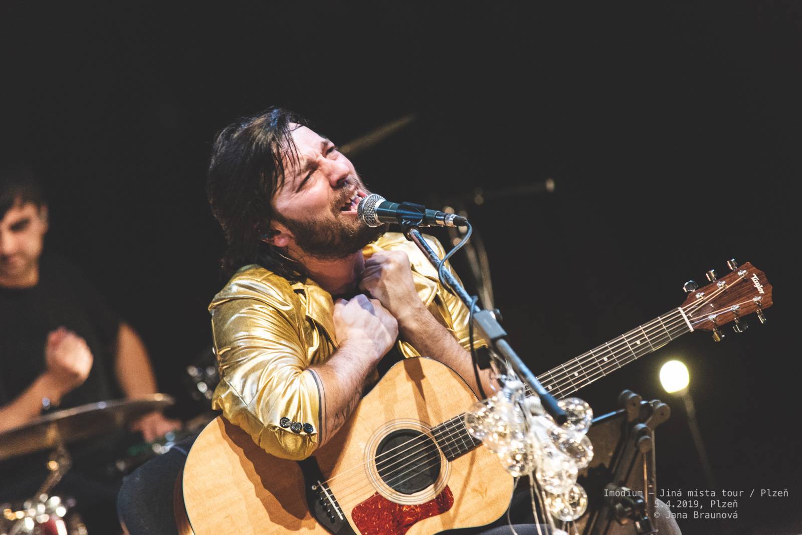 Imodium se loučili v Plzni, atmosféru koncertu dokreslovaly projíždějící vlaky