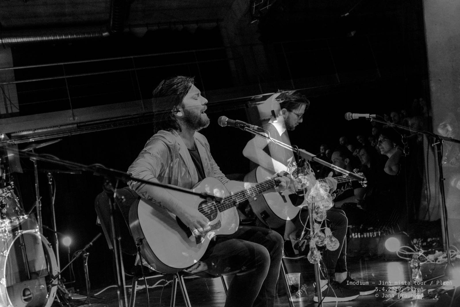 Imodium se loučili v Plzni, atmosféru koncertu dokreslovaly projíždějící vlaky