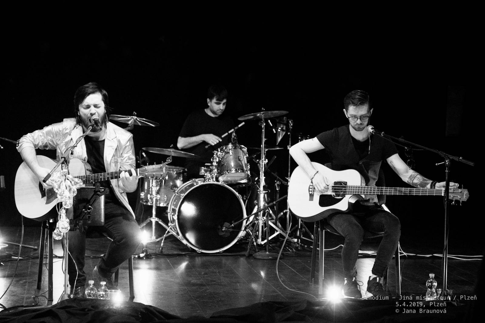 Imodium se loučili v Plzni, atmosféru koncertu dokreslovaly projíždějící vlaky