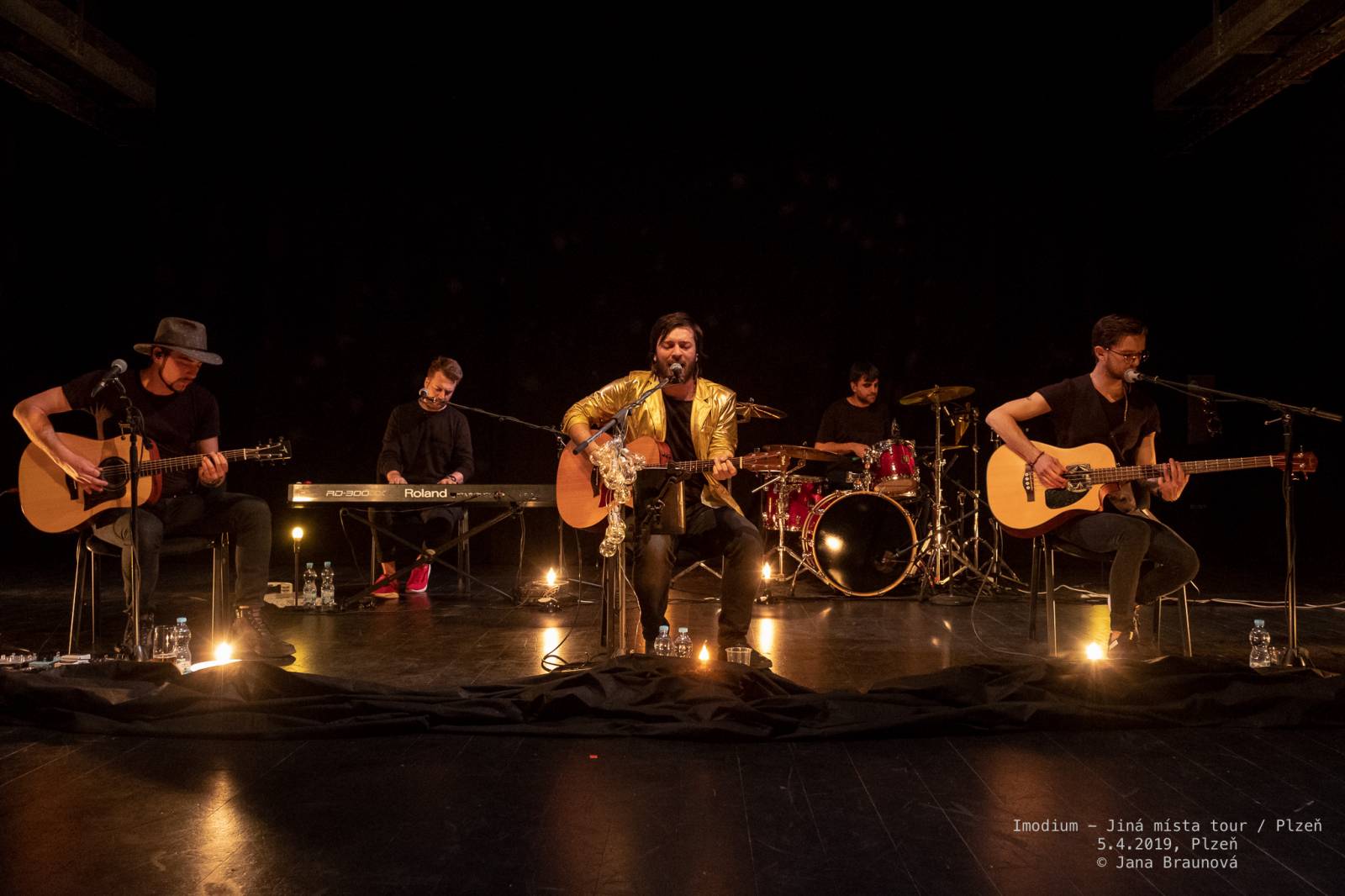 Imodium se loučili v Plzni, atmosféru koncertu dokreslovaly projíždějící vlaky