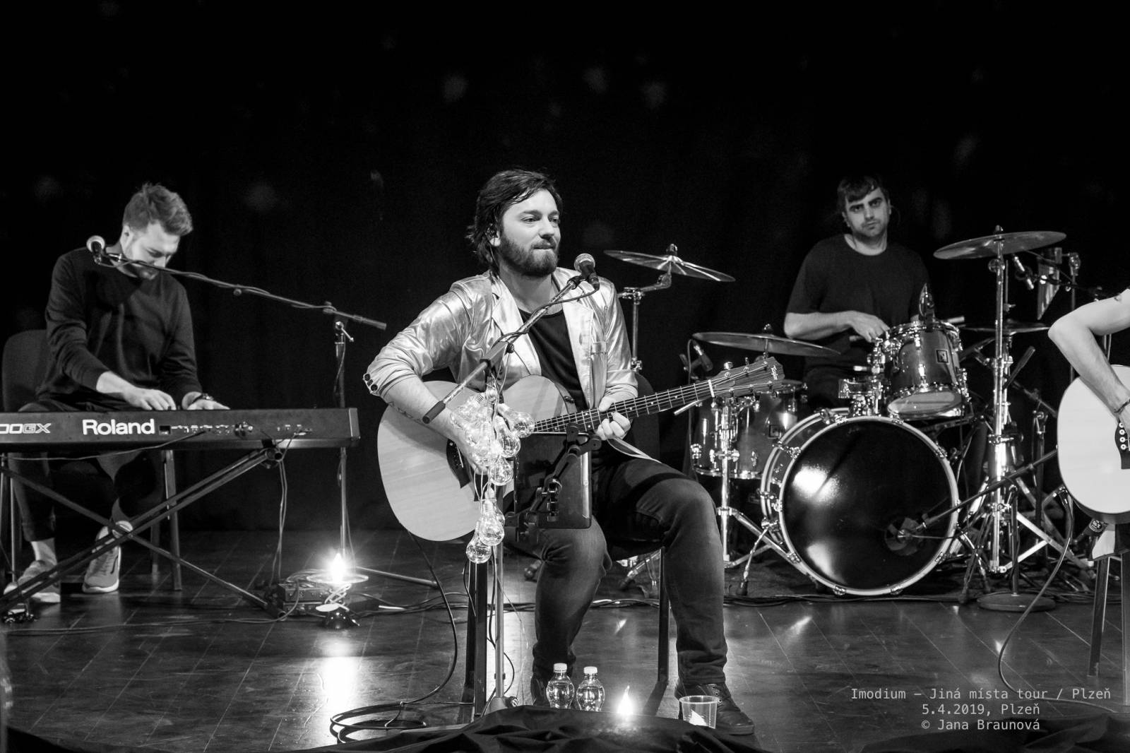 Imodium se loučili v Plzni, atmosféru koncertu dokreslovaly projíždějící vlaky