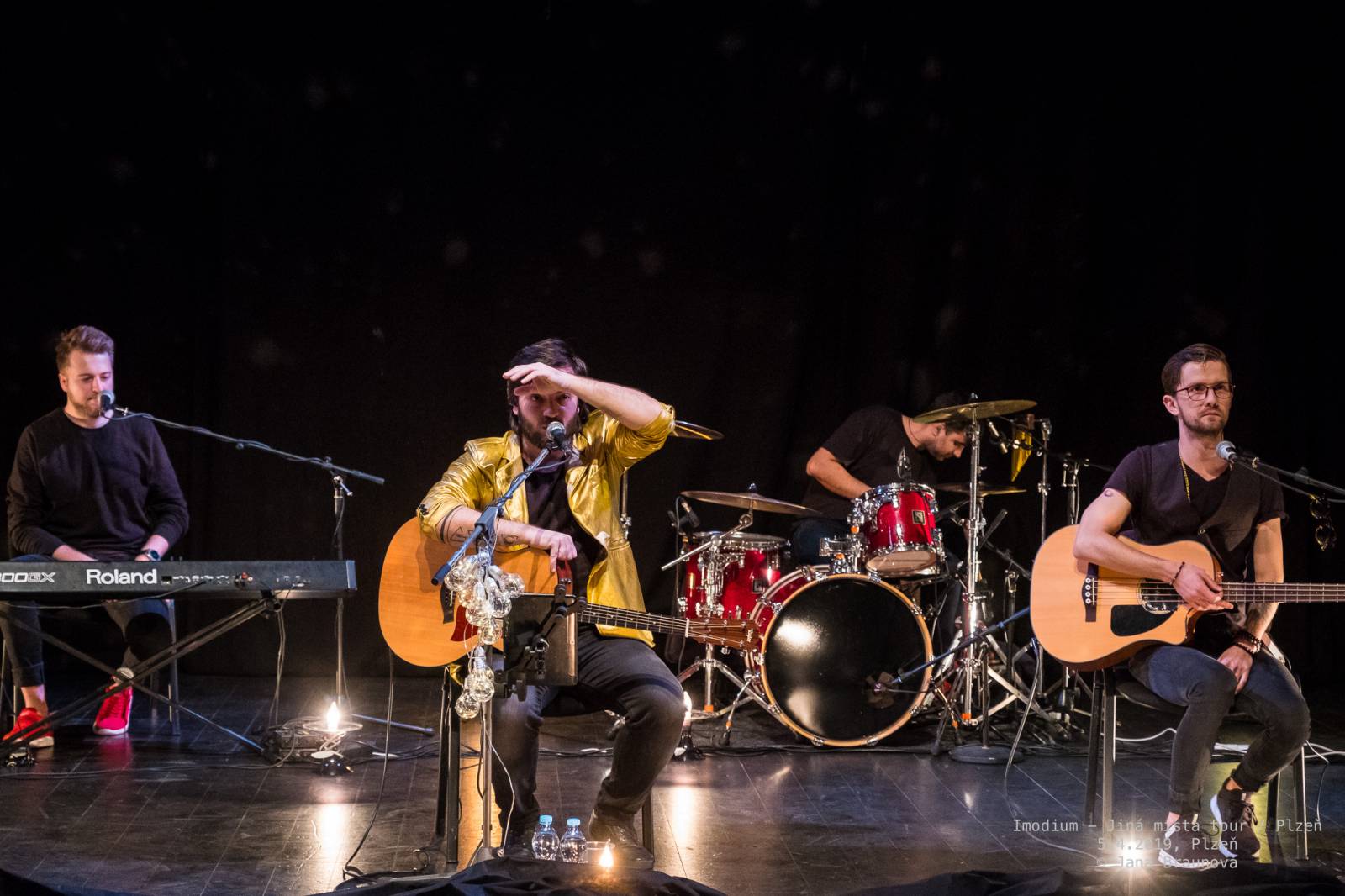 Imodium se loučili v Plzni, atmosféru koncertu dokreslovaly projíždějící vlaky