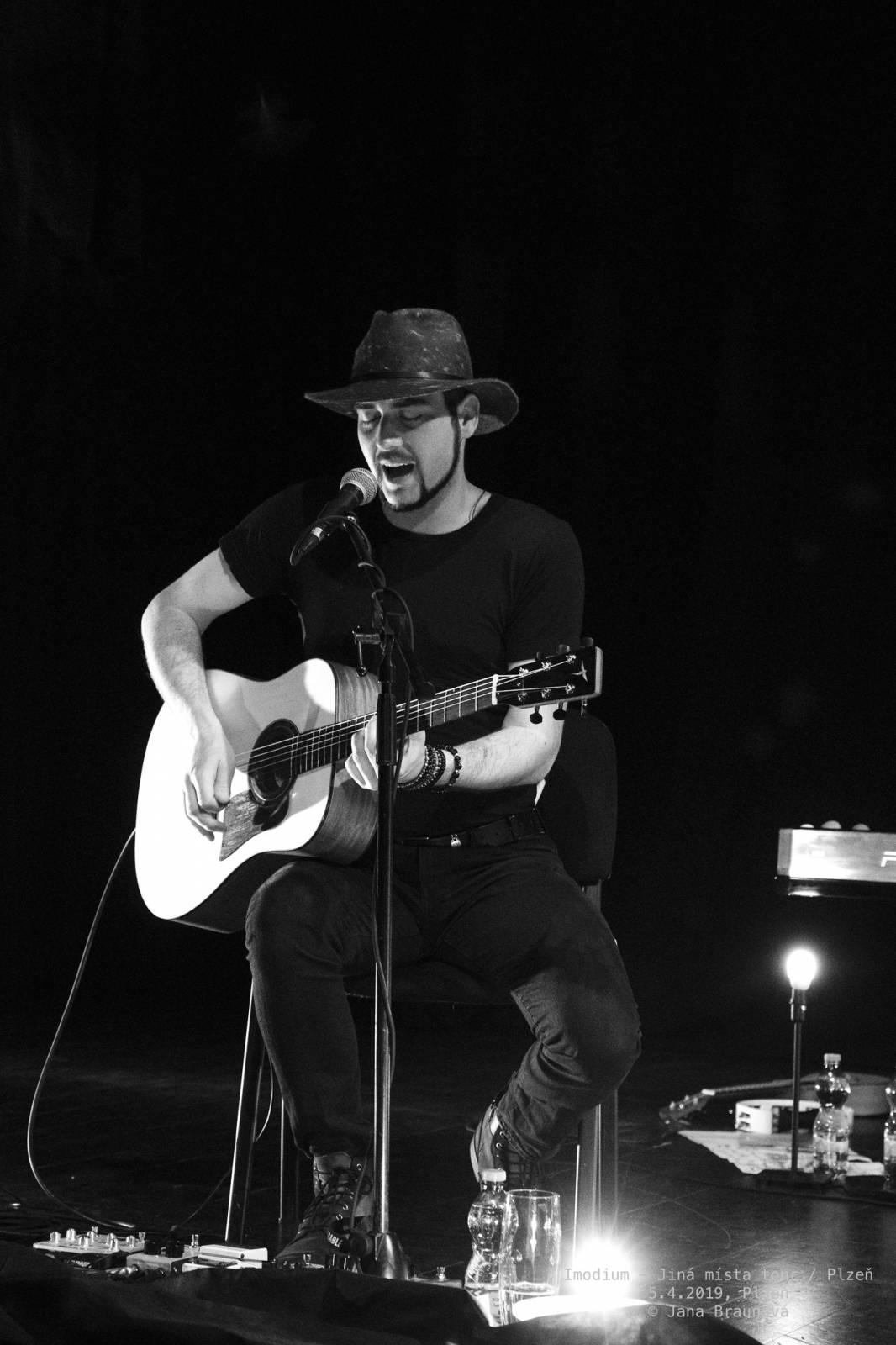 Imodium se loučili v Plzni, atmosféru koncertu dokreslovaly projíždějící vlaky