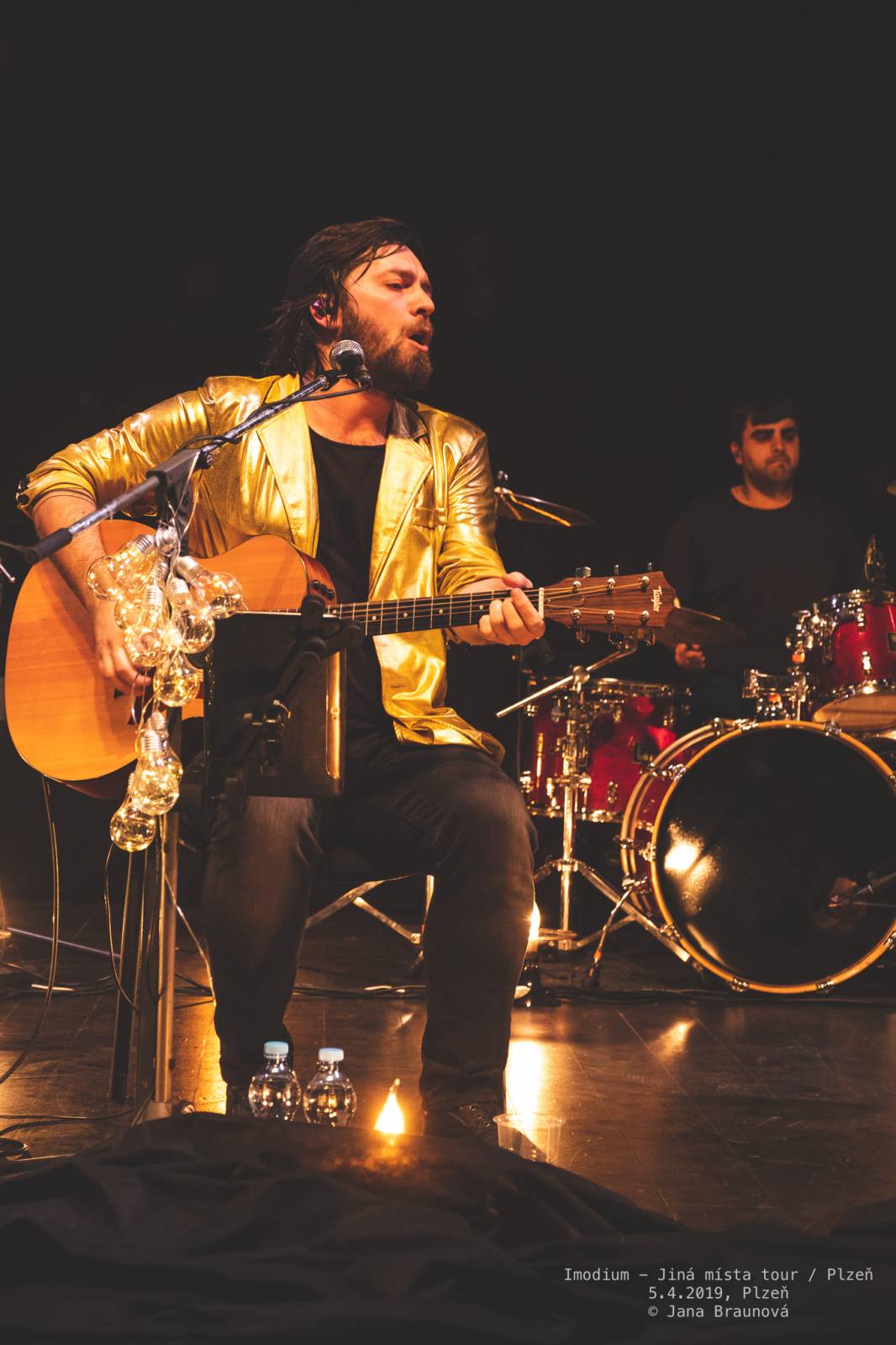 Imodium se loučili v Plzni, atmosféru koncertu dokreslovaly projíždějící vlaky